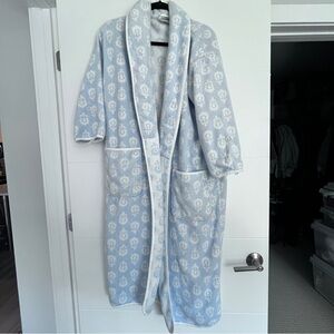 Weezie Towels Plush Light Blue & White Tuille Patterned Bathrobe